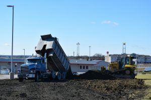 Кузов с грунтом для отсыпки и выравнивания участка