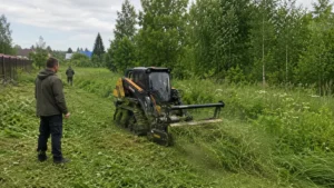 Специалисты Arbori Culture выполняют покос травы и растительности мульчером.