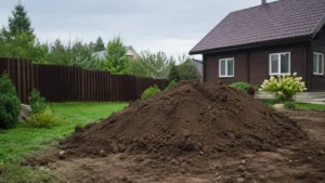 Грунт на участке до начала вывоза и утилизации.