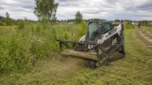 Специалисты Arbori Culture выполняют покос травы и растительности мульчером.