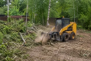 Механизированная раскорчевка участка с использованием профессиональной техники.