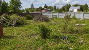 Проведение работ по уборке участка от зарослей, веток и мусора.