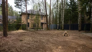 Участок после завершения утилизации деревьев и веток компанией Arbori Culture.