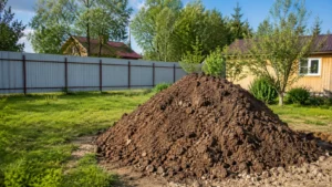 Участок с накопленным грунтом перед вывозом.