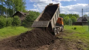 Завоз плодородного грунта для подготовки территории к благоустройству.
